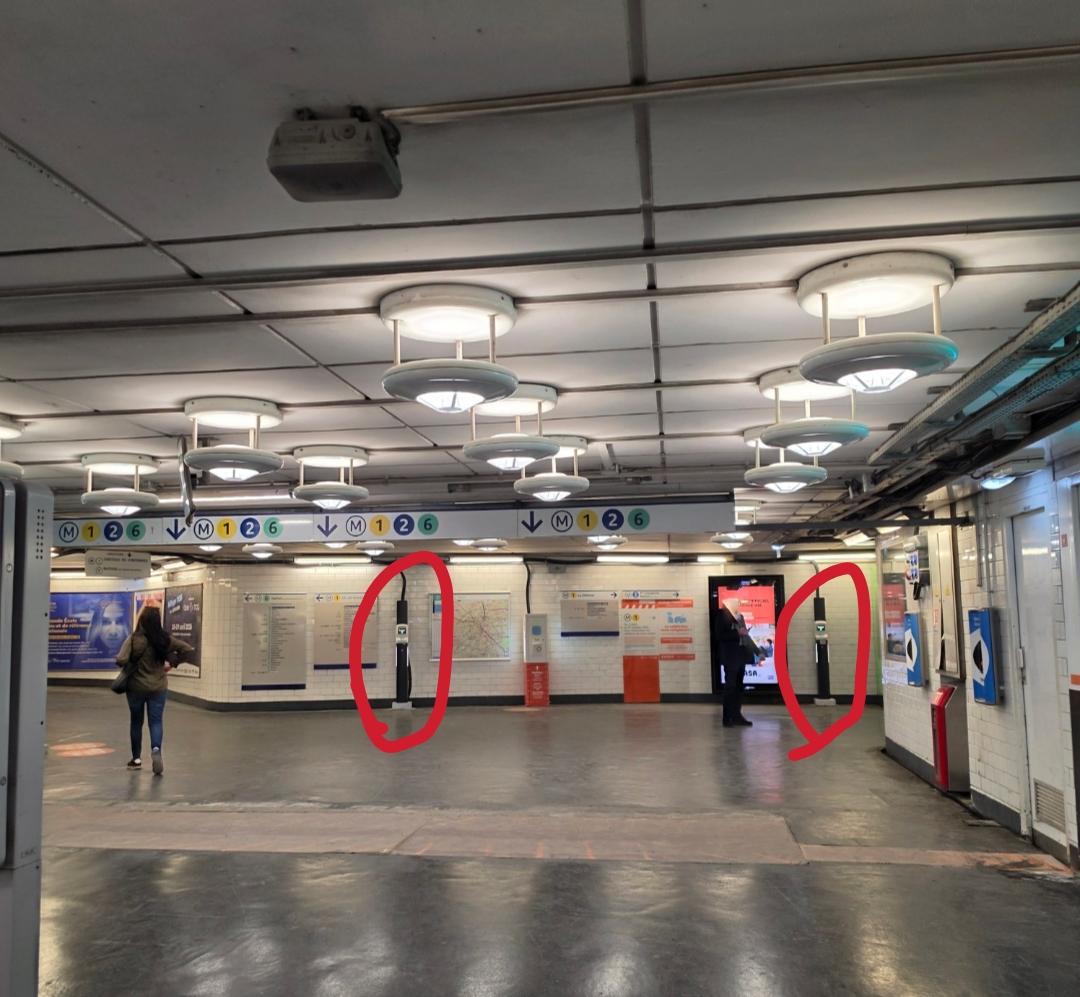soteria_75's tweet photo. @oooooooorion Il ne faut pas revalider son pass si on l'a déjà validé dans une station, mais si on part de CDG-E. voici comment les choses se présentent :
Photo 1 : aucun portique, on peut ne pas remarquer les bornes...
Photo 2 : les bornes (aucun affichage les indique) https://t.co/iF4Ry6Jkr4