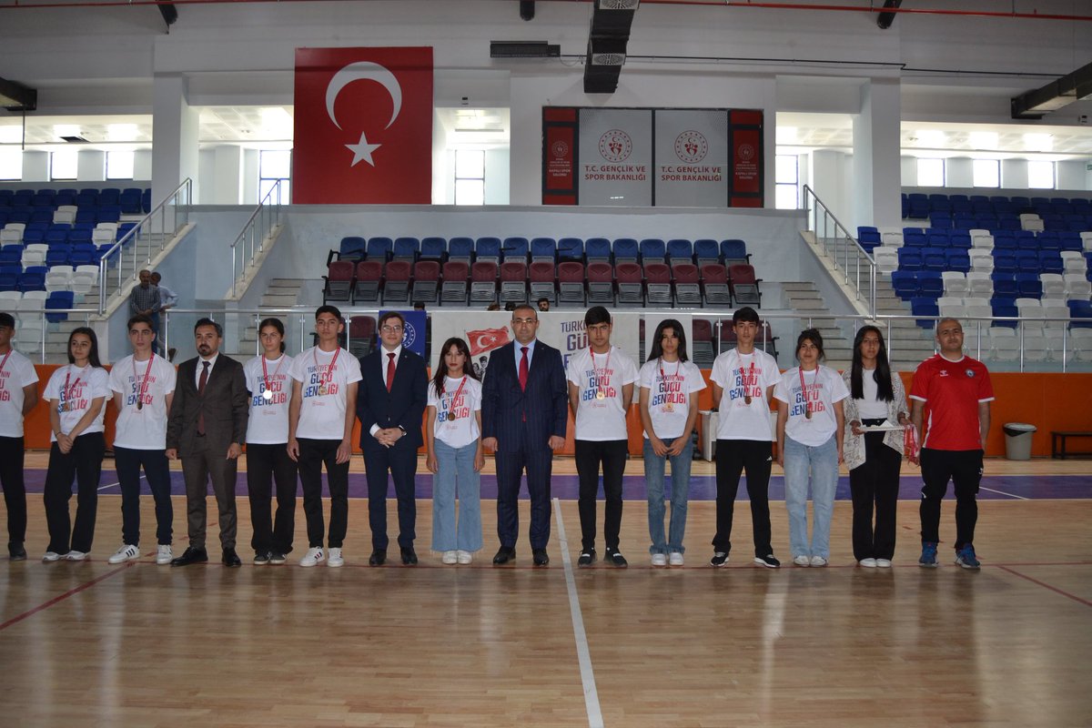 bismilkaymakam's tweet photo. Kaymakamımız Sayın @RecepHasar44, Kaymakam Refiki Sayın Yasin UZUNER, 19 Mayıs Atatürk'ü Anma, Gençlik ve Spor Bayramı kutlamaları çerçevesinde, İlçe Gençlik ve Spor Müdürlüğü'ne ait Kapalı Spor Salonu'nda gerçekleştirilen tören ve etkinliklere katılarak gençlerle bir araya geldi https://t.co/tCgms9KwPe