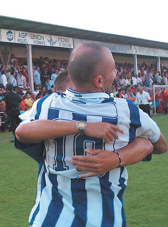 CFTalavera's tweet photo. Anduva nos enseñó a creer hasta el final.

Tras una 2004/05 complicada, el Tala se vio contra las cuerdas. Pero cuando el Mirandés golpeó, Estecha apareció en el 82’ para salvar a toda una ciudad.

Porque nuestra historia siempre nos obliga a creer. 𝐉𝐔𝐍𝐓𝐎𝐒. 🔥💙

#ElMilagroDeCáceres