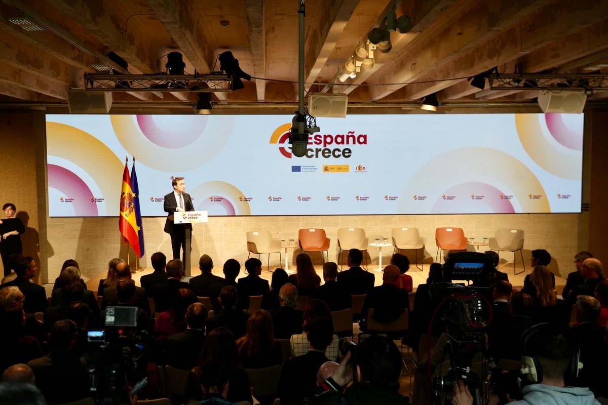 _minecogob's tweet photo. ¡Ponemos en marcha la inyección de 13.300M€ a @ICOgob para activar el fondo España Crece!

🎯Prolongar el impulso transformador del Plan de Recuperación + allá de su fin
🏘️Prioridad a sectores con alto potencial transformador, como construcción de vivienda en alquiler asequible https://t.co/FAdd9xdgTy