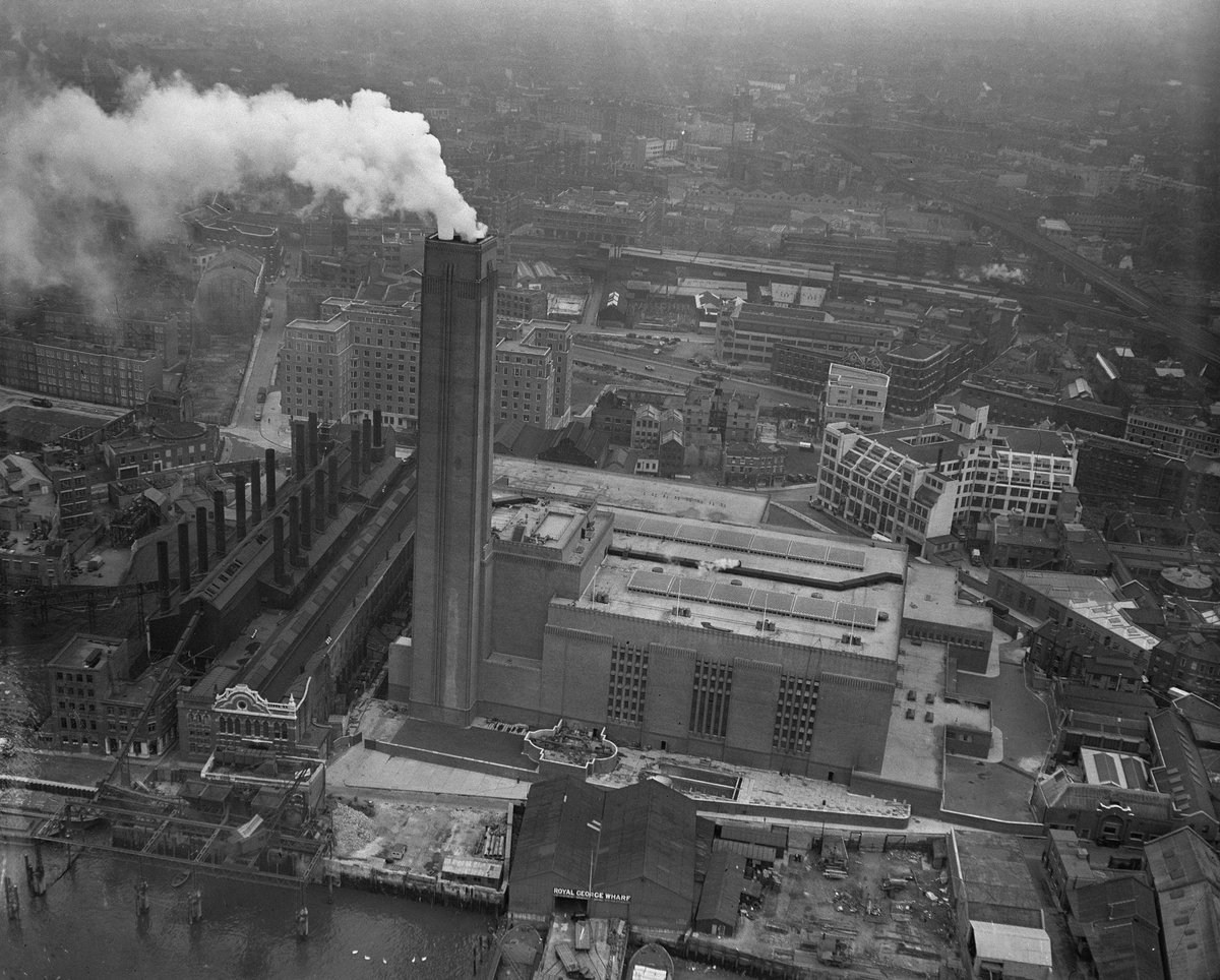 dvrmcmn's tweet photo. Tate Modern bugün dünyanın en önemli modern sanat müzelerinden biri olarak görülüyor. Ama bu yapı aslında bir müze olarak doğmadı. Thames kıyısındaki bu dev kütle, bir zamanlar Londra’nın enerji altyapısının parçasıydı: Bankside Power Station. https://t.co/wvVNYNf0wV