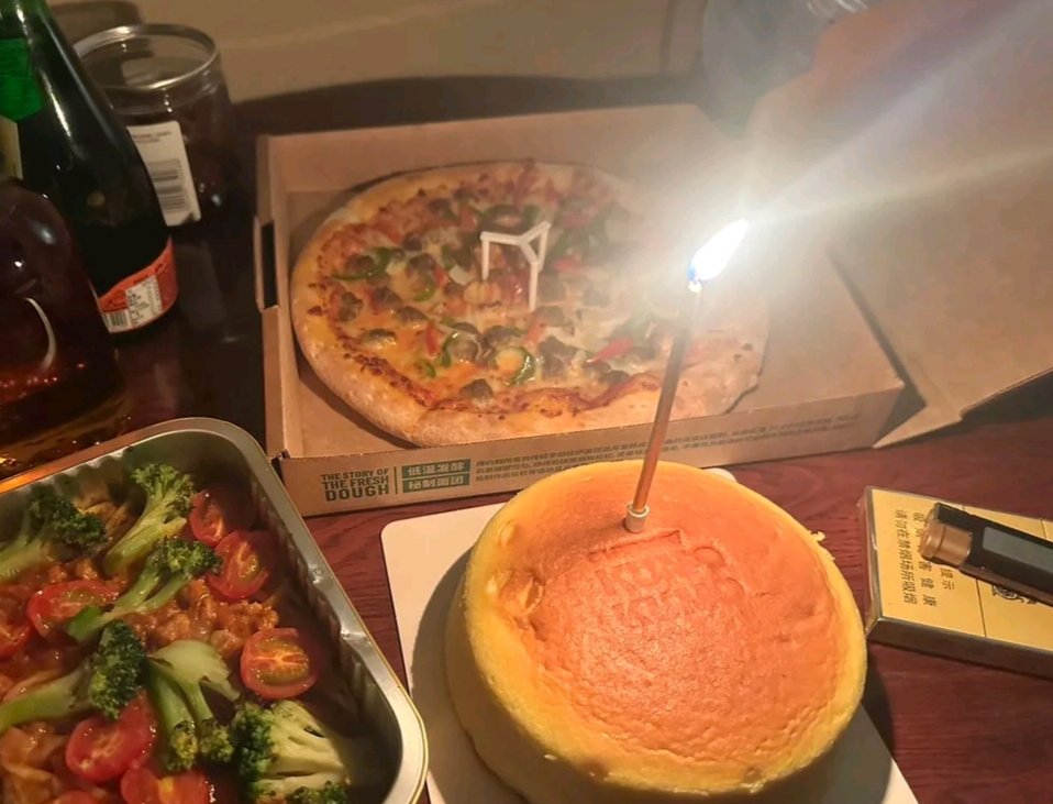 Zreal66's tweet photo. @binance 披萨和黄色物品的合影，可惜没有币安元素 #BinancePizza @binance https://t.co/sH9HlY6JMV
