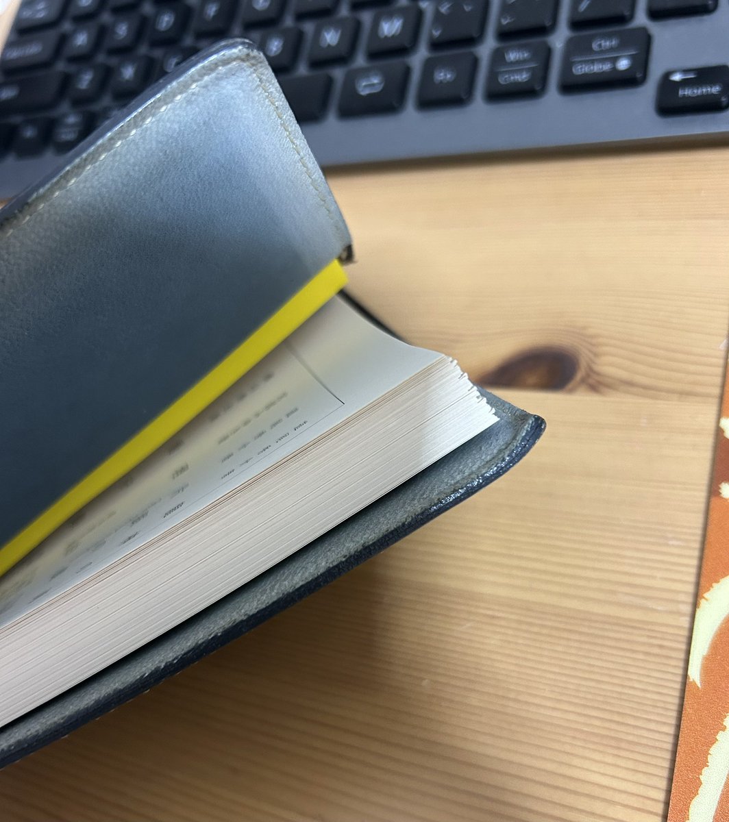 sheepa0315's tweet photo. 明日の日帰り出張用に、ウッキウキしながら移動中に読むお供の一冊を選んでいて思ったのだけれど......

文庫本の上と下で裁断の仕上げが違うものがたまにあるのだけど、なぜなんでしょうね。
頭がデコボコで、足もとがストンとなっているんですよね。 https://t.co/UcqYzxpsPy