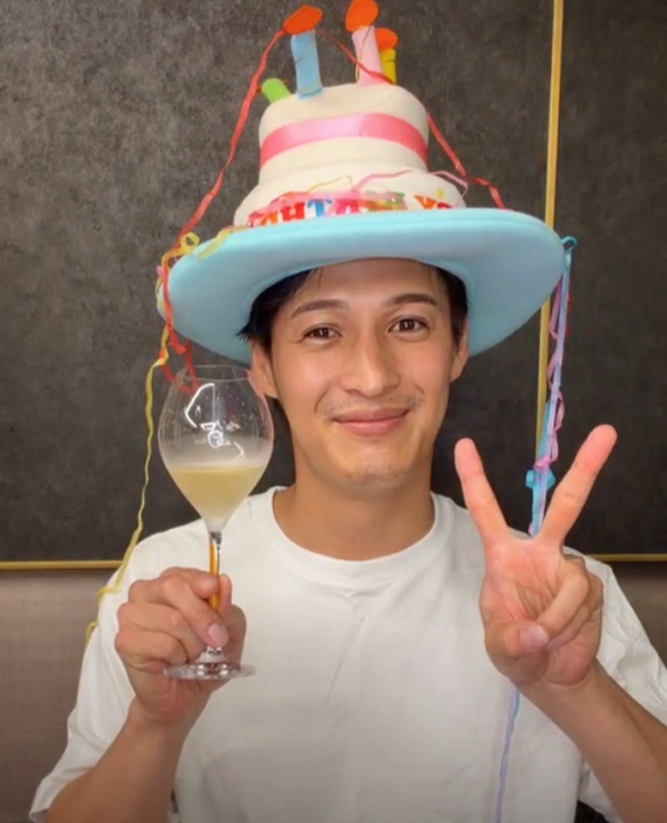 kappe1204's tweet photo. HAPPY BIRTHDAY TO MAKOTO
🎉40th Anniversary🎉
お誕生日おめでとう💐
まこちゃんの歌うまっすぐな歌が大好きで何度も心が動かされる一年でした🎙️
たくさん歌ってくれてありがとう
これからも大好きな歌と一緒に夢に繋げていけますように🤝💞
 #渡辺真生誕祭2026
#MATSURIわっしょい
#渡辺真 https://t.co/jRIKIfkrzv