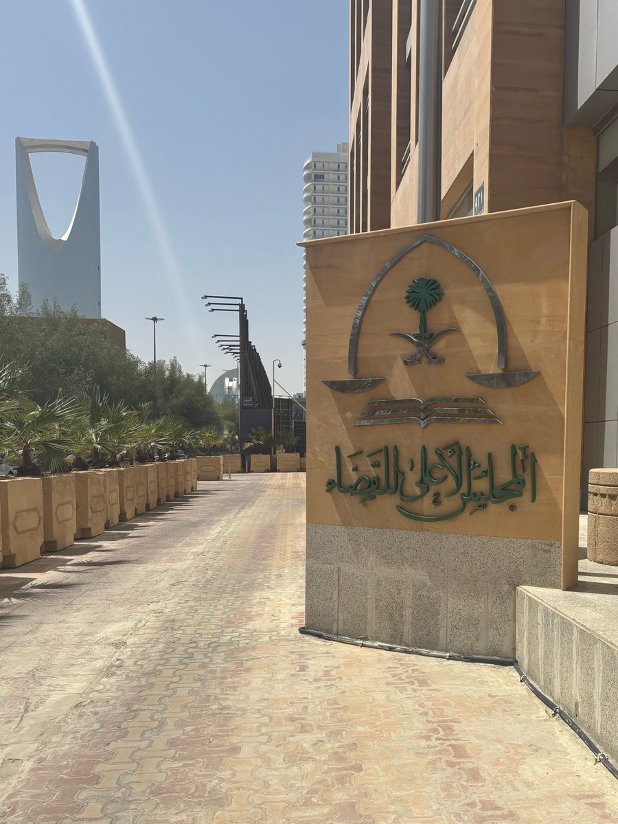 Ja3na__'s tweet photo. هذا الأسبوع كان استثنائي بالنسبة لي.. رحلة عمل إلى الرياض وتشرفت فيها بلقاء معالي وزير العدل وليد الصمعاني ورئيس المجلس الأعلى للقضاء والنقاش معه، دائمًا أقول شخصية ملهمة ورزينة؛لقاء جعلني أزداد فخرًا بالقيادات الوطنية الطموحة! https://t.co/nVgO5Tji9X
