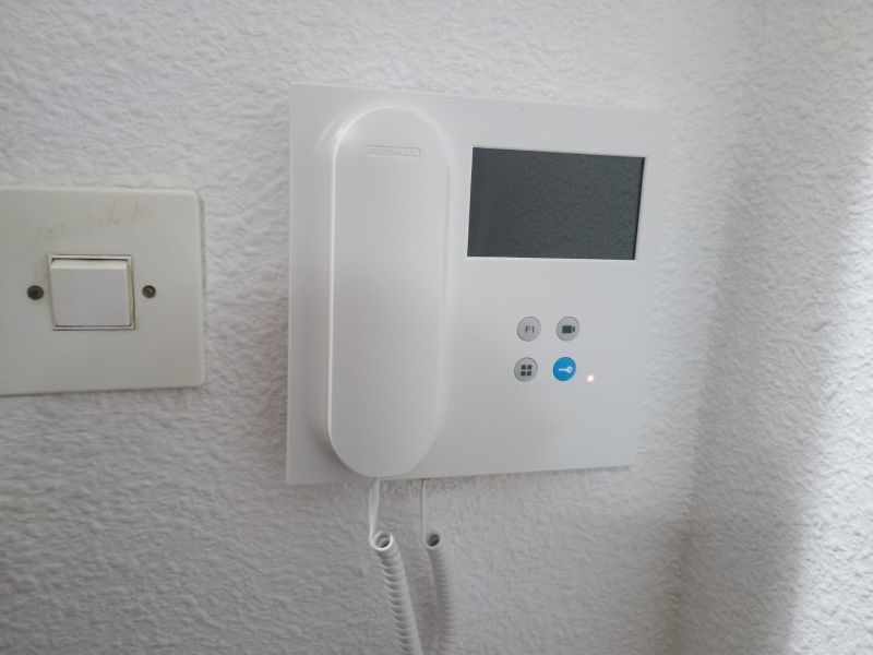 electrob_bb's tweet photo. ¡Instalación completada en Catarroja! Sustituimos antiguo portero en Asturias 2 por la nueva CORA. El monitor VEO ha sido el gran elegido por la comunidad. 

👉 https://t.co/QOlKPEqNSs 

#ElectroBB #FermaxValencia #EstrenaTuVideoportero #QuieroCORA https://t.co/vXRZYnIGBg