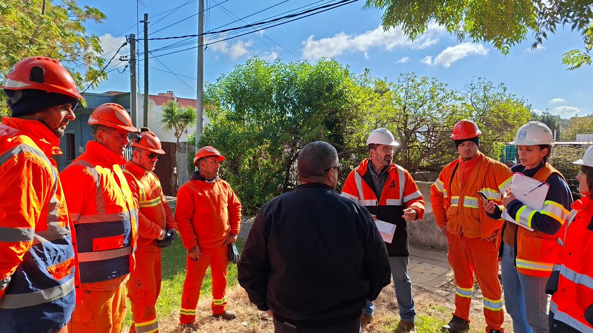 Leoherou's tweet photo. Mañana fría de martes, junto a ediles concejales y vecinos recorrimos Tres Ombúes y Cantera del Zorro viendo temas de drenaje, saneamiento y residuos. Luego acompañamos equipos de Saneamiento en tareas de limpieza de colectores y desobstrucción de conexiones. 
Seguimos!! https://t.co/IJKQWt1Yrd