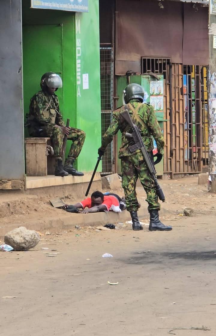 AlfredTindi's tweet photo. Eti alienda kutetea nchi 😂😂😂 https://t.co/7Ew9HED1vc