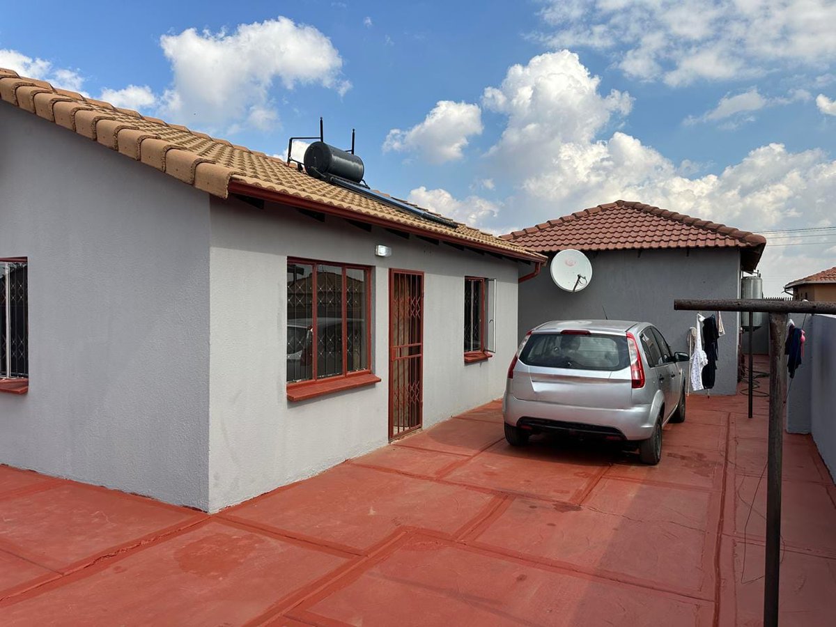 BathamagaProp's tweet photo. 🏡 2 Bedroom House to Rent in Protea Glen Ext 24, Soweto 

🏷 R4,200 (incl. electricity)

Neatly tucked away in a quite street, away from the busy noise. Offering privacy &amp; security for families. 

🔗 Full details: https://t.co/fJbtDaByuR 

#BathamagaProperty #SowetoRoomsToRent https://t.co/w56Fld8SOC
