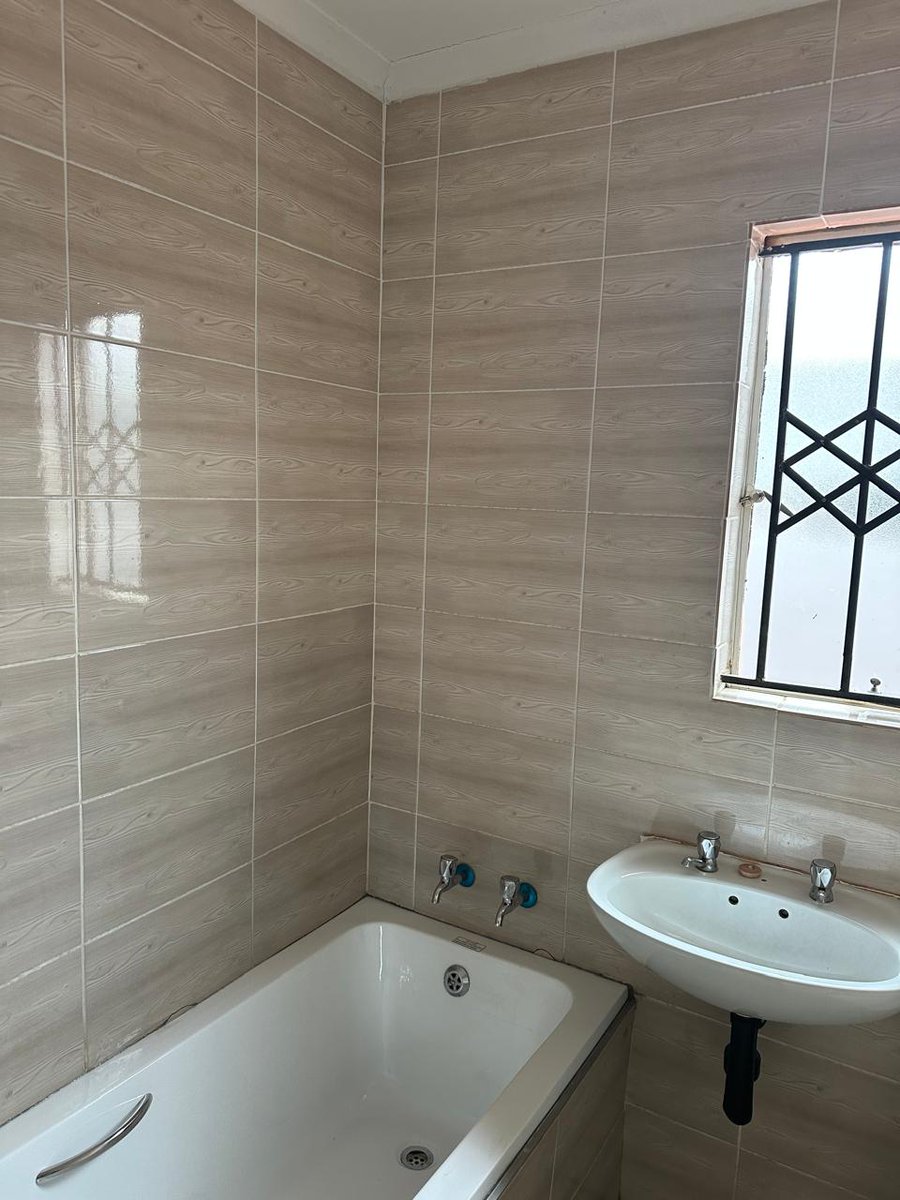 BathamagaProp's tweet photo. 🏡 2 Bedroom House to Rent in Protea Glen Ext 24, Soweto 

🏷 R4,200 (incl. electricity)

Neatly tucked away in a quite street, away from the busy noise. Offering privacy &amp; security for families. 

🔗 Full details: https://t.co/fJbtDaByuR 

#BathamagaProperty #SowetoRoomsToRent https://t.co/w56Fld8SOC