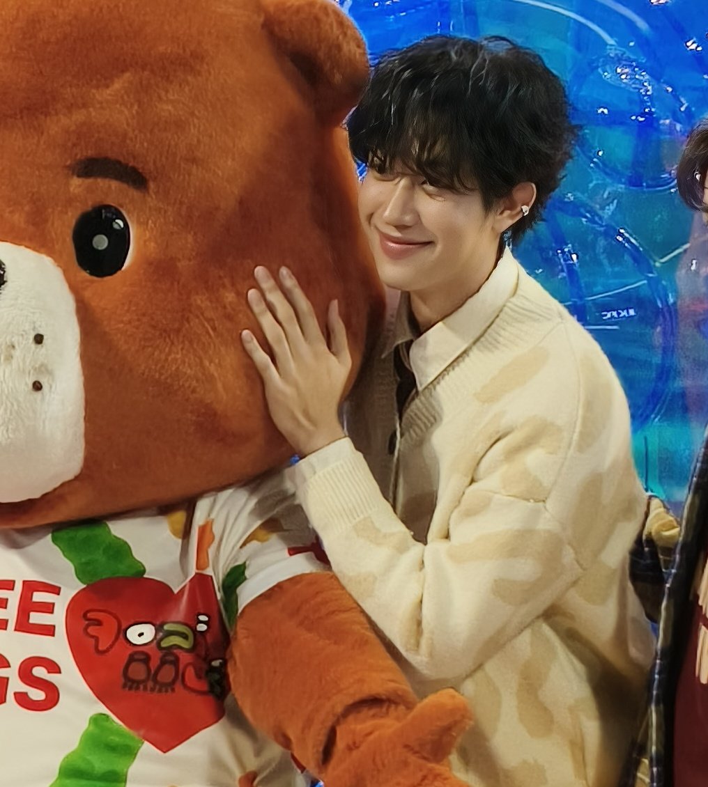 stanforVRVR's tweet photo. Went to Bangkok recently and saw this handsome guy, I don't who is he but he looks cute 😌 https://t.co/izzuzXw4oS