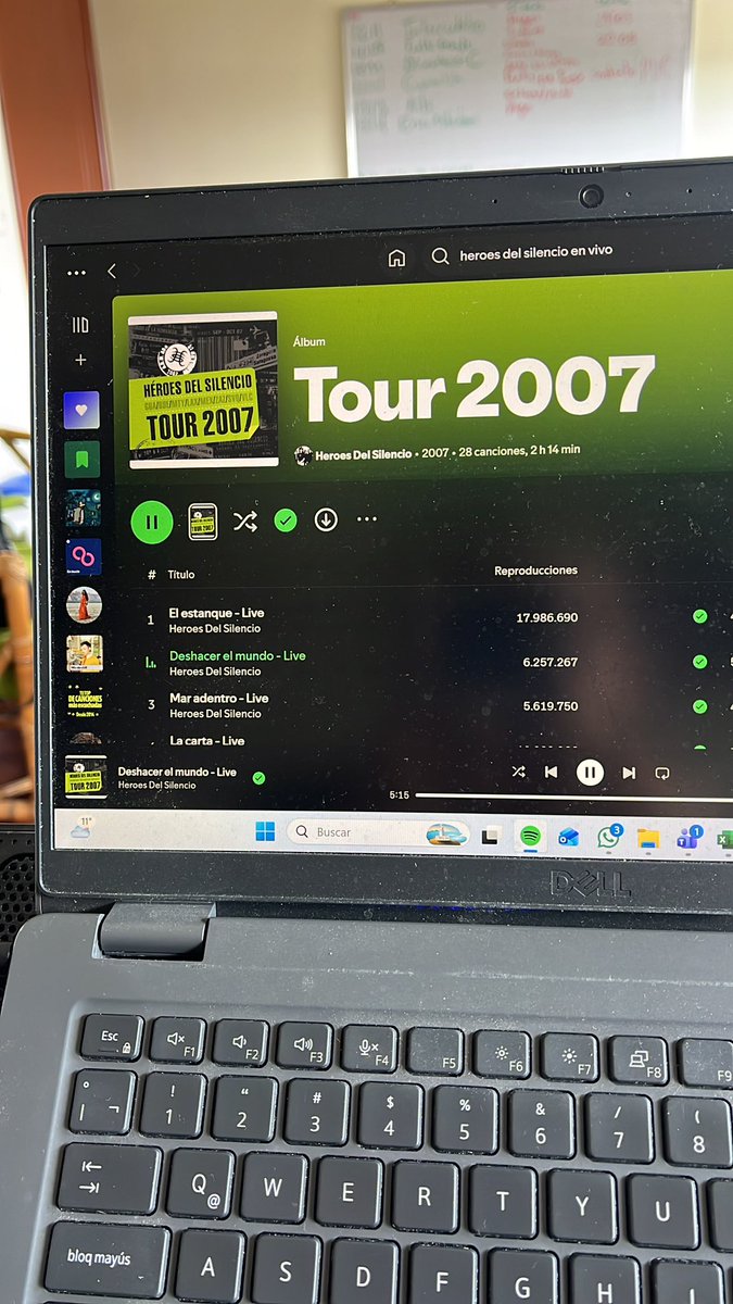Chriscarpioa's tweet photo. Recuerdo, mientras escucho este hermoso concierto, al Chris del 2010; encerrado todo el día, con audífonos y una guitarra eléctrica, tocando, una a una, todas las canciones de este concierto. 
Qué bonito sería, por un momento, regresar a ese mundo tan lejano. https://t.co/w5mm3MibZz