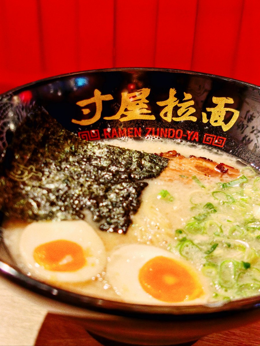 jackwayne1's tweet photo. Just discovered the coziest hole-in-the-wall ramen spot in town! Their tonkotsu broth is simmered for 12 hours, served with perfectly chewy noodles and melt-in-your-mouth chashu. 10/10 would come back for seconds tonight ， https://t.co/K3cGrzwsJP