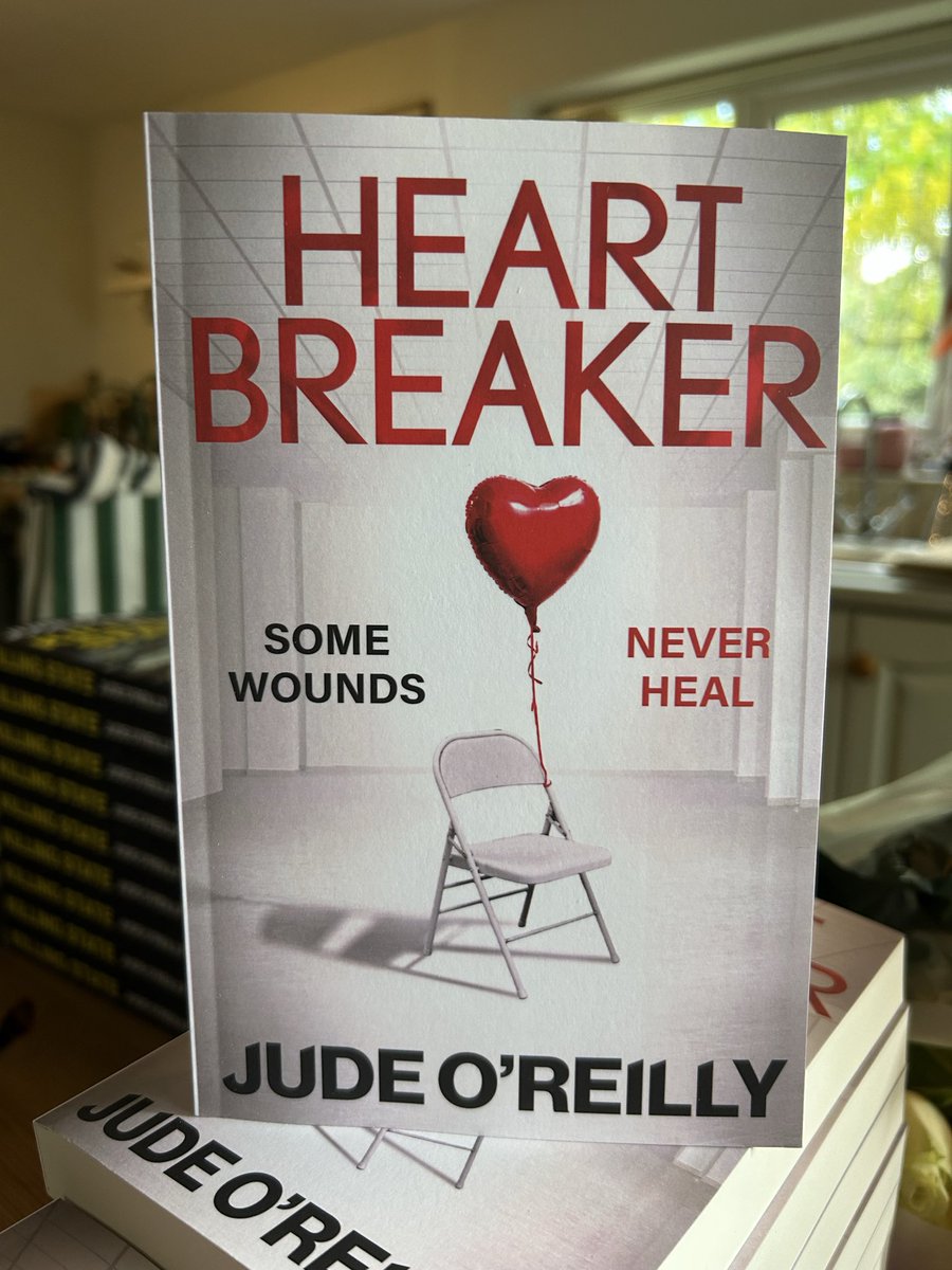 judithoreilly's tweet photo. Coming to the end of a super publication day for Heartbreaker. I rather like dressing up as a book cover. I may do it again. https://t.co/ZnVLKkmgc8