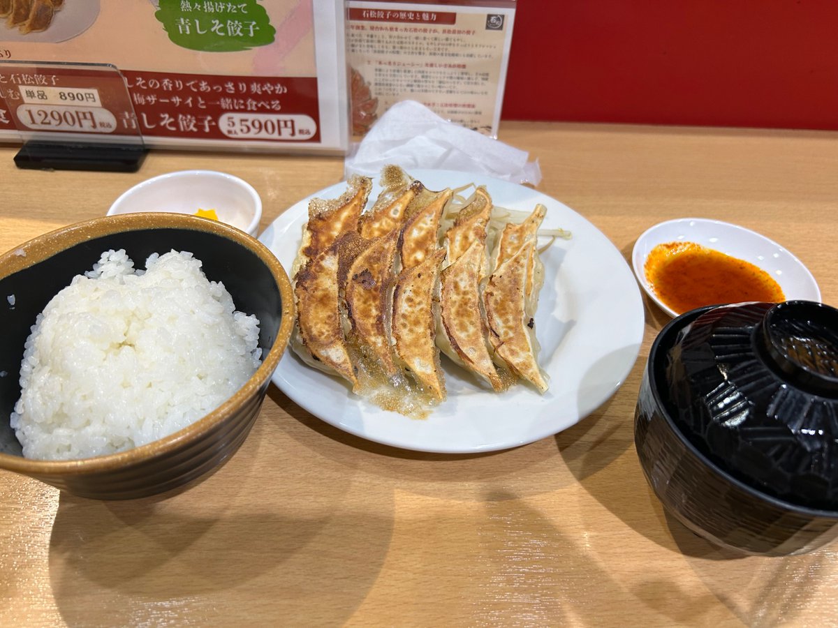 u_aka713's tweet photo. 党大会🍎ひょレコぶりの1列目😭最前列😭ほぼ真ん中(少しドラム寄り🥁)
終始ニコニコな林檎さん🫶♡
手旗を振っている時、美しいですってささやかれてて尊かった🥲💕
大好きな曲を生で聞けたの嬉しかった😭💖心に沁みた…
林檎さん＆演奏者のみなさん、素敵な時間をありがとうございました🍎
#椎名林檎 https://t.co/K51l1wxipe