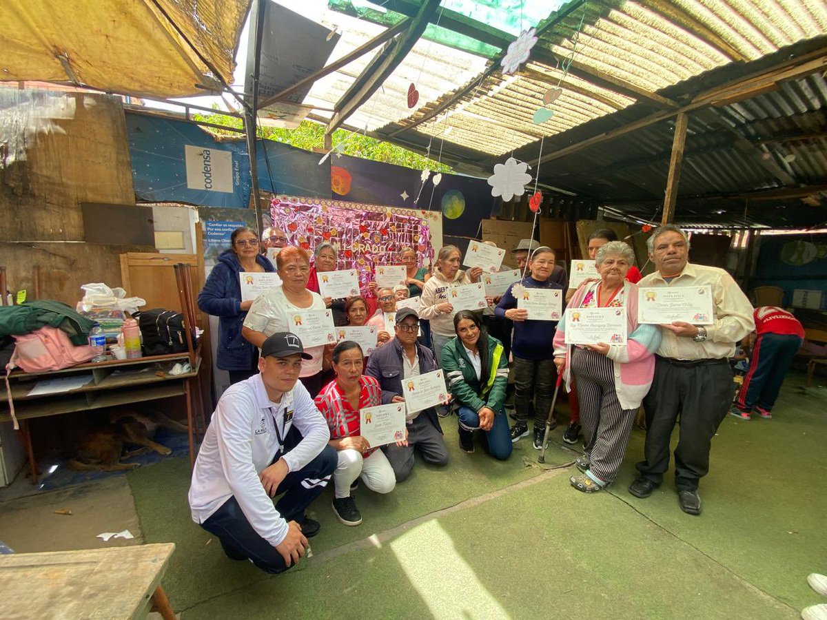 Rolitacable's tweet photo. ¡Se graduaron🎓 nuestros guardianes vigías de TransMiCable!🚠

Más de 20 personas mayores de la Fundación Recordar es Vivir se comprometieron con promover la apropiación, el cuidado y el buen uso de nuestro Sistema.✅ https://t.co/CfnbiASOeK