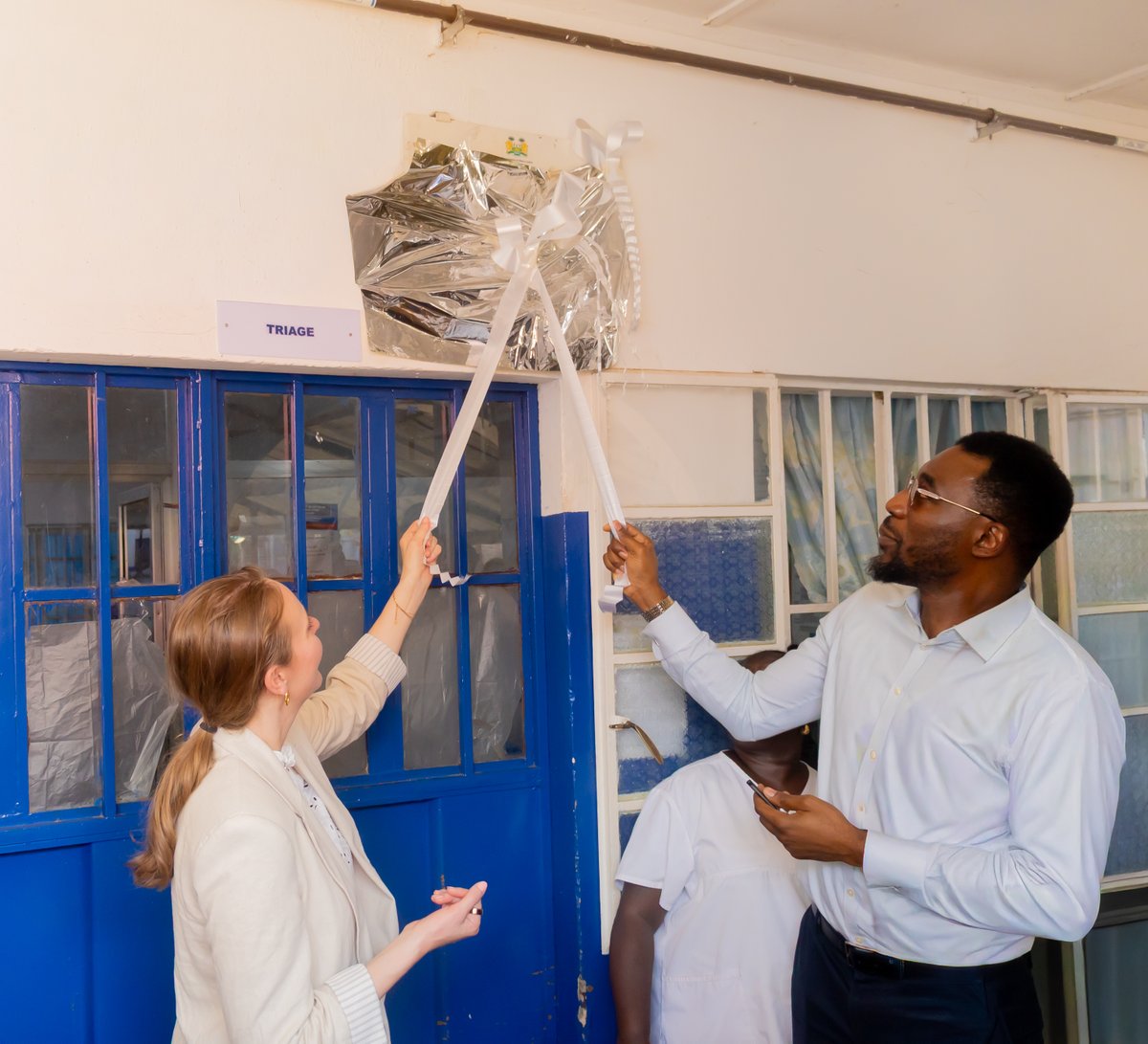 IcelandinSalone's tweet photo. Proud to officially hand over two refurbished &amp; equipped maternity wings to the DHMTs in Makeni and Fadugu with our Director of Bilateral DevCoop from @MFAIceland, @UNFPASierraleon &amp; @mohs_sl. This investment helps improve access to safe and quality maternal healthcare in 🇸🇱 https://t.co/n8WMHiwhWb