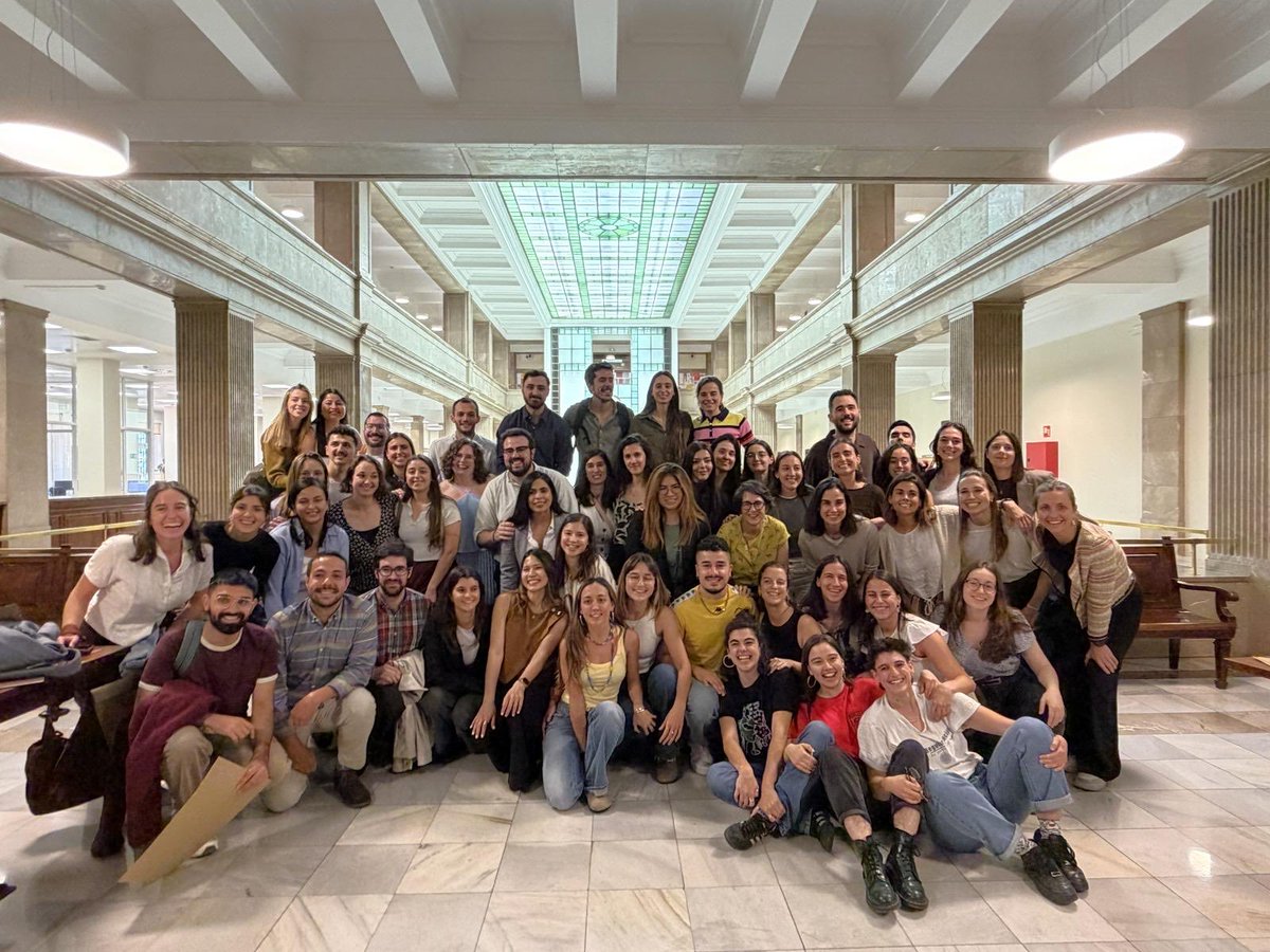 primariaicscat's tweet photo. 🩺✨La promoció 2022-2026 de Medicina Familiar i Comunitària de la Unitat Docent de Barcelona ciutat tanca la residència amb la 17a Jornada de #RecercaICS.
Enhorabona als i a les 57 #ResidentsICS que han assolit l'especialitat.
Gràcies per formar part de l'atenció primària! https://t.co/Mjndz6avJD
