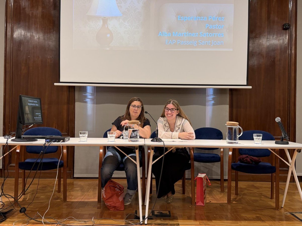 primariaicscat's tweet photo. 🩺✨La promoció 2022-2026 de Medicina Familiar i Comunitària de la Unitat Docent de Barcelona ciutat tanca la residència amb la 17a Jornada de #RecercaICS.
Enhorabona als i a les 57 #ResidentsICS que han assolit l'especialitat.
Gràcies per formar part de l'atenció primària! https://t.co/Mjndz6avJD