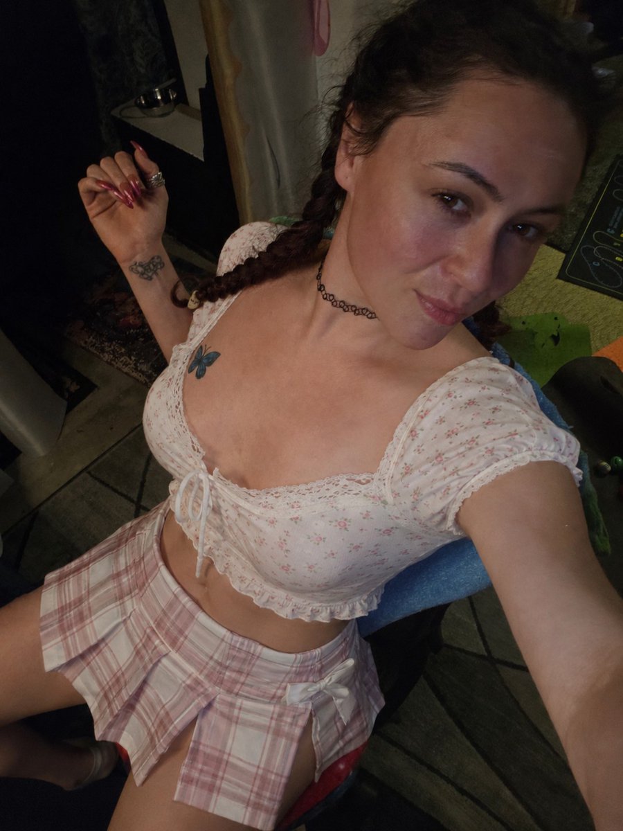 SkylerMoore143's tweet photo. Long nights.
Short skirts.
Pretty eyes.
Questionable intentions 😏💋 https://t.co/uDg2gwJkQm