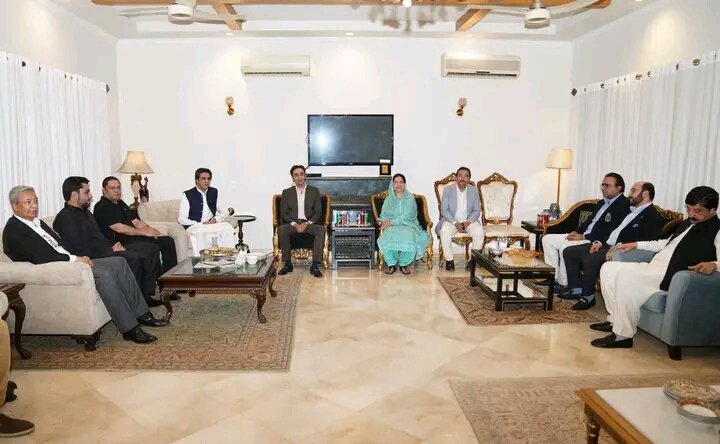 miraltafkhoso's tweet photo. لاہور: پاکستان پیپلزپارٹی کے چیئرمین بلاول بھٹو زرداری رکن قومی اسمبلی اور پی پی پی شعبہ خواتین وسطی پنجاب کی صدر ثمینہ خالد گھرکی سے ان کی رہائش گاہ پر ملاقات کررہے ہیں، اس موقع پر سیاسی صورت حال پر تبادلہ خیال ہوا۔
@BBhuttoZardari https://t.co/CmgTpECrIM
