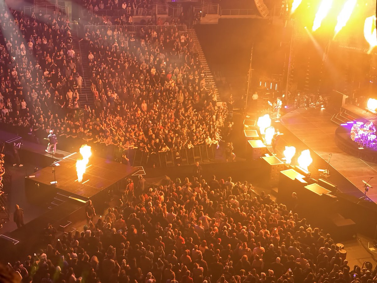 MichalettiCoach's tweet photo. Sometimes you just need great music, great people, and a night to remember. 🤘🔥 Shinedown absolutely brought the house down. #Shinedown #SoundOfMadness #CutTheCord https://t.co/SwwB4bkZCr