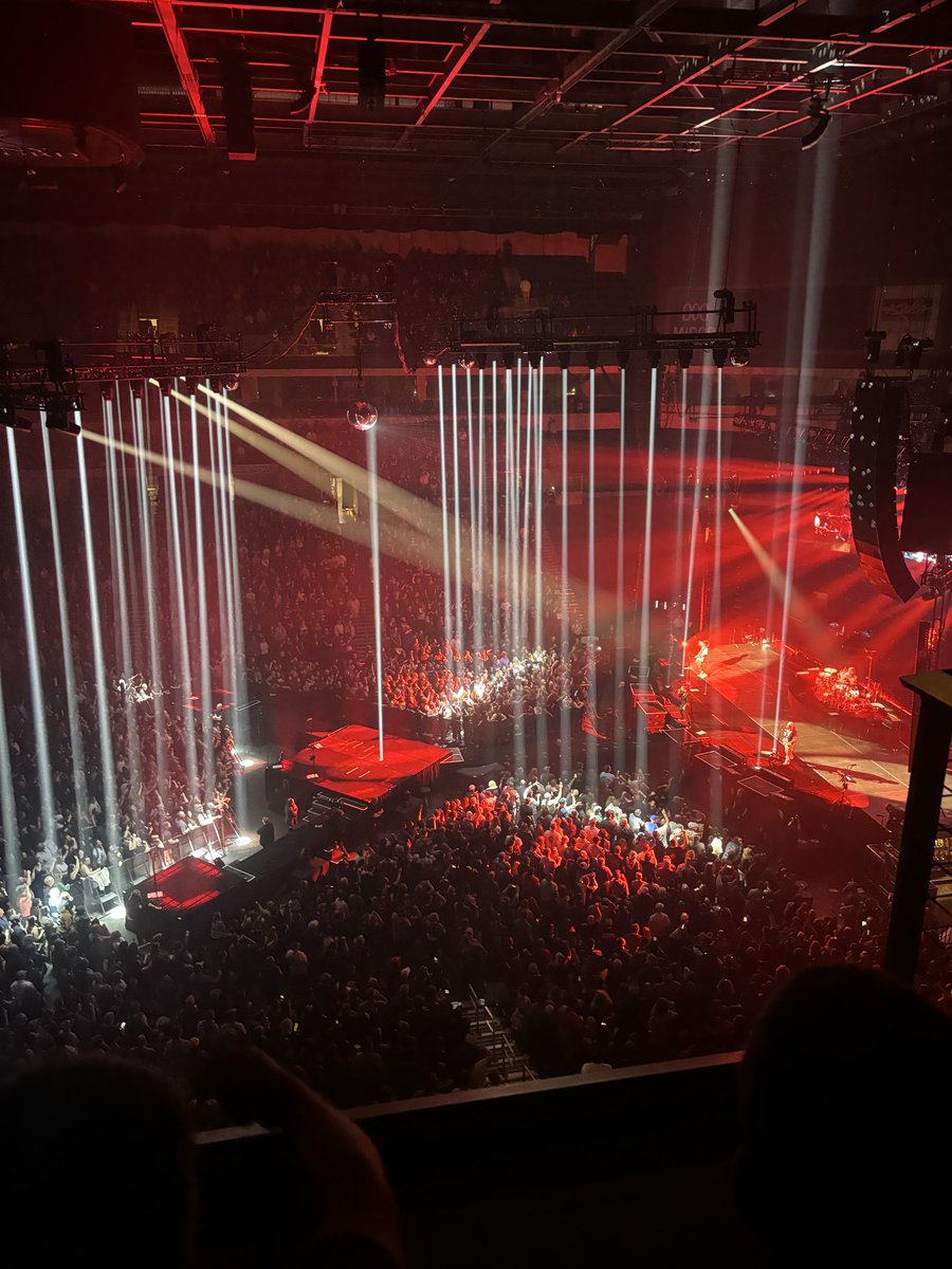 MichalettiCoach's tweet photo. Sometimes you just need great music, great people, and a night to remember. 🤘🔥 Shinedown absolutely brought the house down. #Shinedown #SoundOfMadness #CutTheCord https://t.co/SwwB4bkZCr