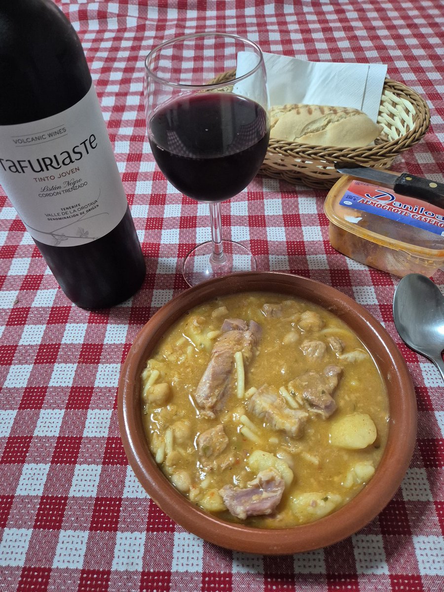 armas_jm's tweet photo. Vinos de Canarias 🇮🇨🍷
Hoy un rancho Canario
Tinto de La Orotava
Santa Cruz de Tenerife
#Tenerife
#Canarias
#comidacanaria
#Vinosdetenerife https://t.co/p55iCfPG18