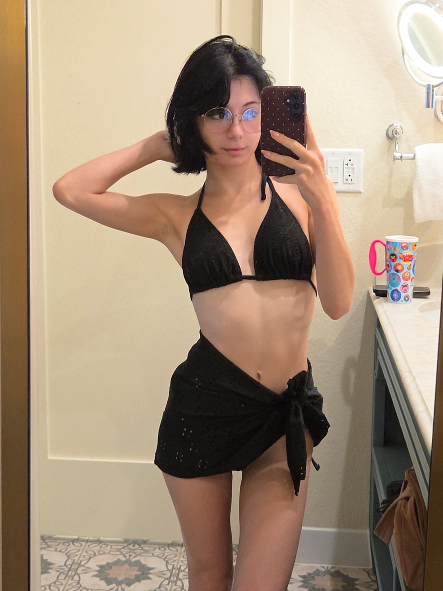 cvber01's tweet photo. pool time ♡ https://t.co/aX9lB7ec5g