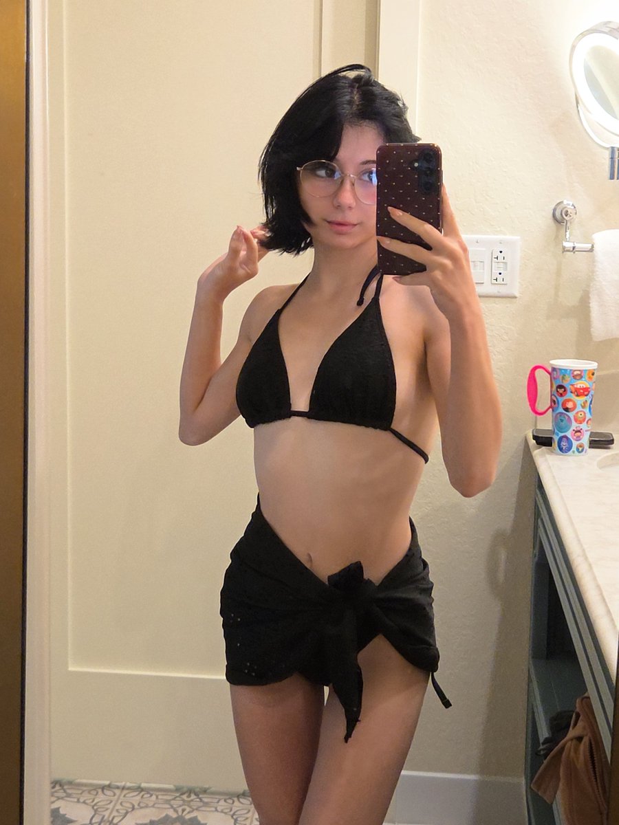 cvber01's tweet photo. pool time ♡ https://t.co/aX9lB7ec5g
