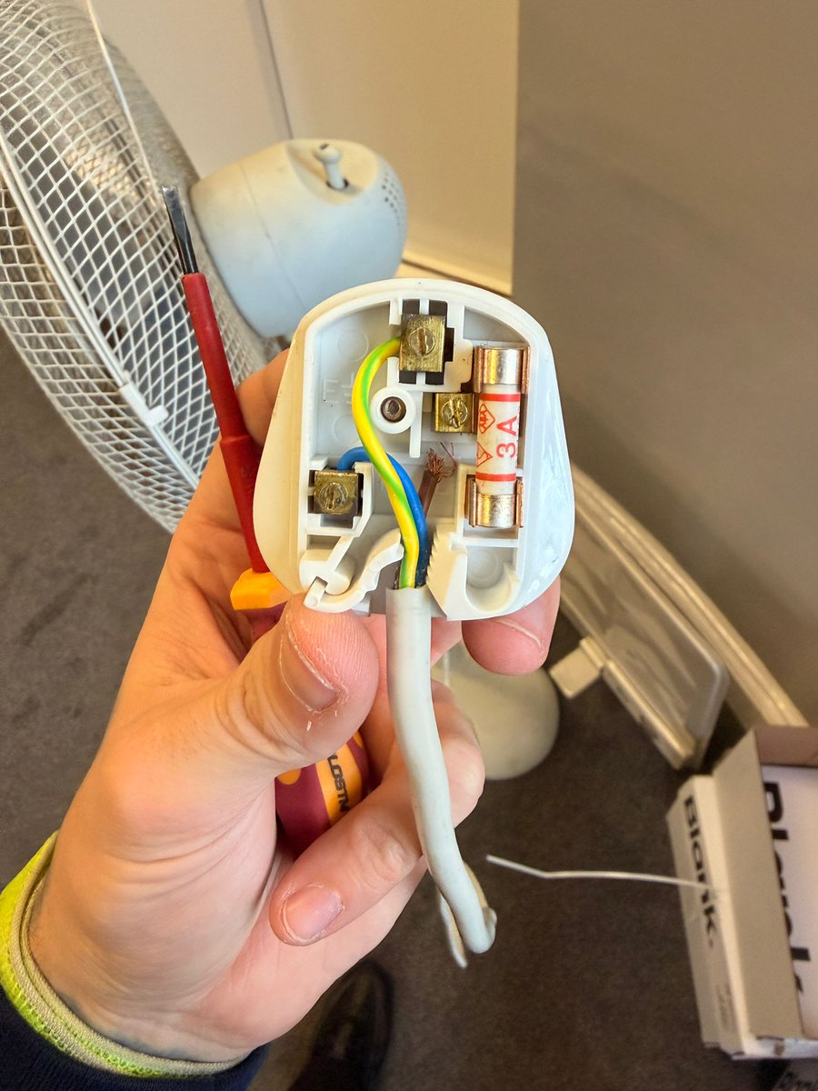 draPATtesting's tweet photo. On one job, Ben found 2 plugs that were wired up so badly the earth wire had come out of the terminal. 

Strangely this happened to be the same job the maintenance guy told us that 'PAT testing is a load of crap' and he 'maintains all the electrics himself' 🤔 https://t.co/8VxThO3Uxf