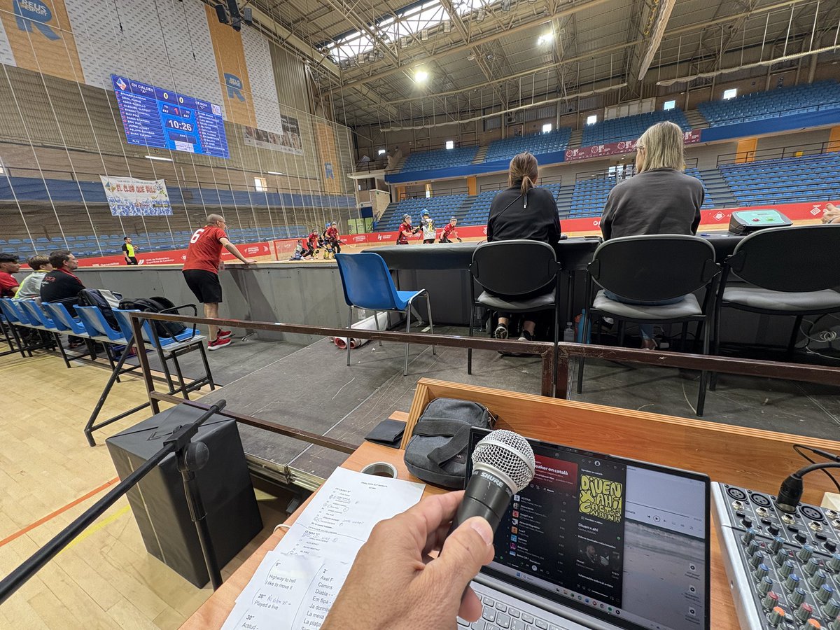 jsalvadoirius's tweet photo. Ja recuperat de l’esgotament, vull agrair a la @FCPatinatge que hagin tornat a comptar amb mi com a speaker dels Campionats de Catalunya d’#hoqueipatins de Reus.
I sí, tota la música ha sonat 100% #encatalà.
I sí, la grada ha picat de mans i ballat com si res.
#normalitat https://t.co/RiIKvsOii9
