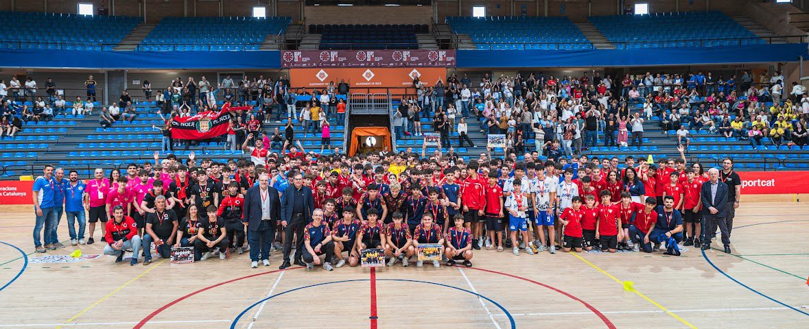 jsalvadoirius's tweet photo. Ja recuperat de l’esgotament, vull agrair a la @FCPatinatge que hagin tornat a comptar amb mi com a speaker dels Campionats de Catalunya d’#hoqueipatins de Reus.
I sí, tota la música ha sonat 100% #encatalà.
I sí, la grada ha picat de mans i ballat com si res.
#normalitat https://t.co/RiIKvsOii9