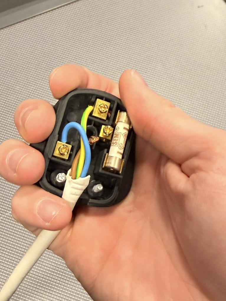draPATtesting's tweet photo. On one job, Ben found 2 plugs that were wired up so badly the earth wire had come out of the terminal. 

Strangely this happened to be the same job the maintenance guy told us that 'PAT testing is a load of crap' and he 'maintains all the electrics himself' 🤔 https://t.co/8VxThO3Uxf