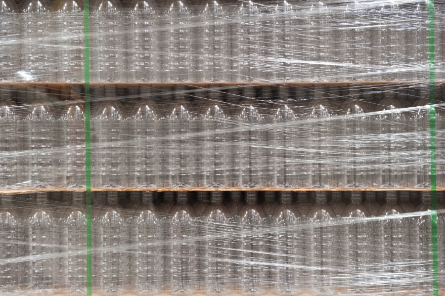 PolimericaNews's tweet photo. A PPWR exemption published in the Official Journal excludes certain pallet packaging operators from the 100% reuse obligation for stretch films and strapping https://t.co/emXouAAUaH https://t.co/mgiBV5xcUM