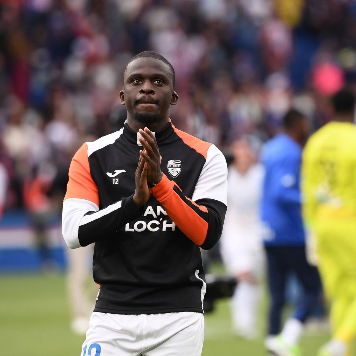 ActuL1_'s tweet photo. 🚨🚨 𝗢𝗙𝗙𝗜𝗖𝗜𝗘𝗟 ! 𝗕𝗔𝗠𝗕𝗔 𝗗𝗜𝗘𝗡𝗚 🇸🇳 𝗔𝗡𝗡𝗢𝗡𝗖𝗘 𝗦𝗢𝗡 𝗗𝗘́𝗣𝗔𝗥𝗧 𝗗𝗨 𝗙𝗖 𝗟𝗢𝗥𝗜𝗘𝗡𝗧 ! 👋🧡🖤

« À toute la famille du FC Lorient, 

Après de belles années passées au club, le moment est venu pour moi de tourner une page importante de ma carrière. 

Je tiens à remercier sincèrement le club, le staff, mes coéquipiers et bien évidemment les supporters pour la confiance, le soutien et l’amour que vous m’avez donnés tout au long de cette aventure. 

Porter ce maillot a été une fierté et je garderai de très beaux souvenirs de tous les moments vécus ici. Merci aux supporters pour votre fidélité et votre soutien, dans les bons comme dans les moments plus difficiles. 

Le FC Lorient gardera toujours une place spéciale dans mon cœur et je souhaite au club le meilleur pour la suite. 🧡 🖤🫶🏾 »