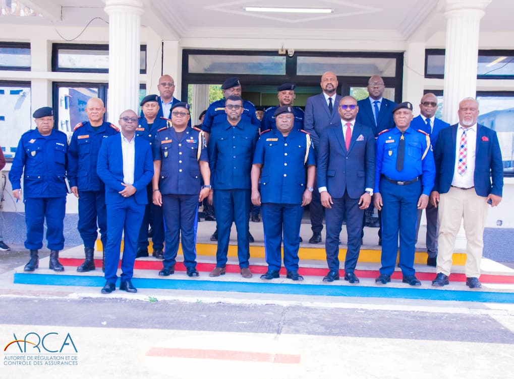RdcArca's tweet photo. #ARCA : Remise des kits numériques SNECA CHECK pour le contrôle des assurances à la Police Nationale Congolaise par l'ARCA.

Kinshasa, 12 mai 2026, le Commissaire général adjoint de la PNC en charge de l’appui et gestion, le général Jen Paul GALENGA , a reçu une délégation de l'ARCA conduite par le Responsable de la Directions de Contrôle du Marché Mr Serge KABEYA, pour une cérémonie de remise officielle d’un lot des SNECA CHECK, qui sont des terminaux informatiques utiles pour l'administration du contrôle de l’Assurance RC automobile sur nos routes. 
Dans son discours, Mr Serge KABEYA a expliqué à la délégation officielle de la police nationale, les contours de la régulation des assurances en RDC et, leur a aussi présenté les 6 assurances rendues obligatoires par la loi en RD Congo. Il a en sus insisté sur la nécessité de l’accompagnement de la PNC dans le processus du contrôle permanent de l’assurance Rc  automobile afin de faire de la question d'assurance une réalité consubstantielle pour les congolais. Raison pour laquelle, un outil numérique est mis à la disposition de la Police de roulage aux fins d’accomplir cette tâche. 
Intervenant de manière technique et pratique, le directeur Teddy Bamba a expliqué à la délégation de la PNC le fonctionnement du SNECA et son interaction avec le kit du sneca check. Un test grandeur nature a été effectué séance tenante afin de lier la théorie à la pratique. 
Dans son mot de clôture, Le général a remercié ARCA pour son accompagnement et surtout pour le don de cet outil qui contribuera dorénavant à la modernisation du contrôle grâce désormais à un matériel numérique qui permettra, par ailleurs, d'éviter les embouteillages autour des points de contrôle sur la voie publique.

https://t.co/sc4esdDkCm
#PNC, #Finances, #DGI, #DGRK, #RDC, #Kinshasa