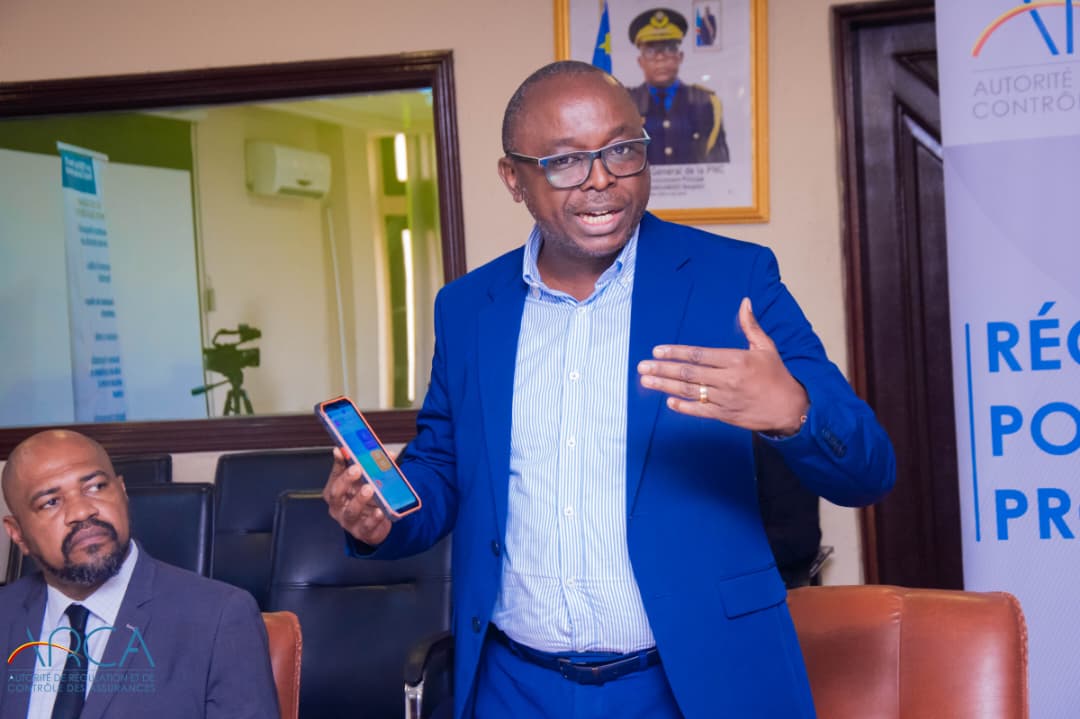 RdcArca's tweet photo. #ARCA : Remise des kits numériques SNECA CHECK pour le contrôle des assurances à la Police Nationale Congolaise par l'ARCA.

Kinshasa, 12 mai 2026, le Commissaire général adjoint de la PNC en charge de l’appui et gestion, le général Jen Paul GALENGA , a reçu une délégation de l'ARCA conduite par le Responsable de la Directions de Contrôle du Marché Mr Serge KABEYA, pour une cérémonie de remise officielle d’un lot des SNECA CHECK, qui sont des terminaux informatiques utiles pour l'administration du contrôle de l’Assurance RC automobile sur nos routes. 
Dans son discours, Mr Serge KABEYA a expliqué à la délégation officielle de la police nationale, les contours de la régulation des assurances en RDC et, leur a aussi présenté les 6 assurances rendues obligatoires par la loi en RD Congo. Il a en sus insisté sur la nécessité de l’accompagnement de la PNC dans le processus du contrôle permanent de l’assurance Rc  automobile afin de faire de la question d'assurance une réalité consubstantielle pour les congolais. Raison pour laquelle, un outil numérique est mis à la disposition de la Police de roulage aux fins d’accomplir cette tâche. 
Intervenant de manière technique et pratique, le directeur Teddy Bamba a expliqué à la délégation de la PNC le fonctionnement du SNECA et son interaction avec le kit du sneca check. Un test grandeur nature a été effectué séance tenante afin de lier la théorie à la pratique. 
Dans son mot de clôture, Le général a remercié ARCA pour son accompagnement et surtout pour le don de cet outil qui contribuera dorénavant à la modernisation du contrôle grâce désormais à un matériel numérique qui permettra, par ailleurs, d'éviter les embouteillages autour des points de contrôle sur la voie publique.

https://t.co/sc4esdDkCm
#PNC, #Finances, #DGI, #DGRK, #RDC, #Kinshasa