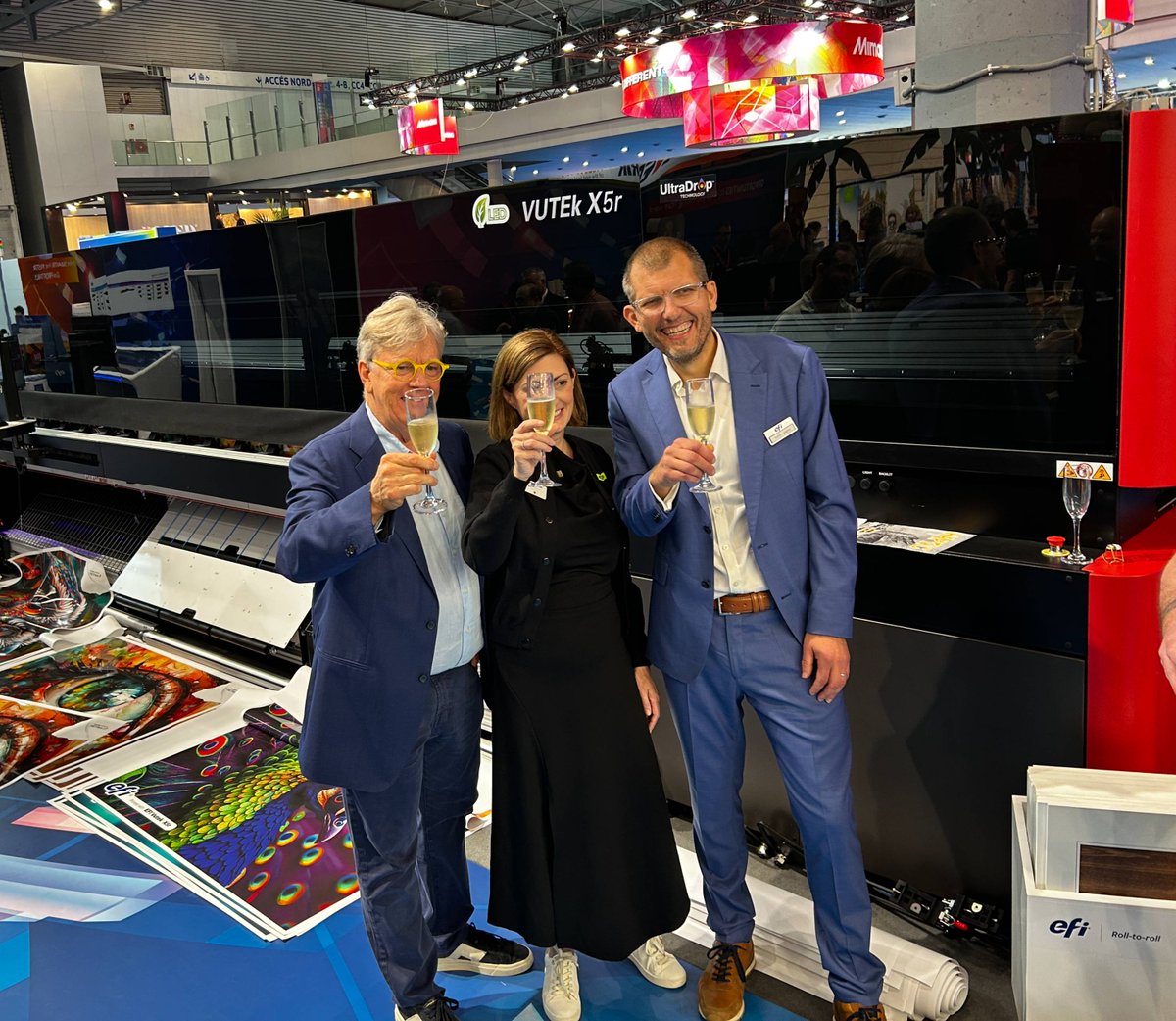 EFIPrint's tweet photo. 📣 Breaking from FESPA: Congratulations to RMC Digital Print on their investment in an #EFIVUTEK Q5r R2R LED printer! The business also marks another groundbreaking milestone as the first UK customer to receive the new #EFIFabriVU 340 i8 eight-color dye-sublimation printer. https://t.co/uYSWCmdnmF
