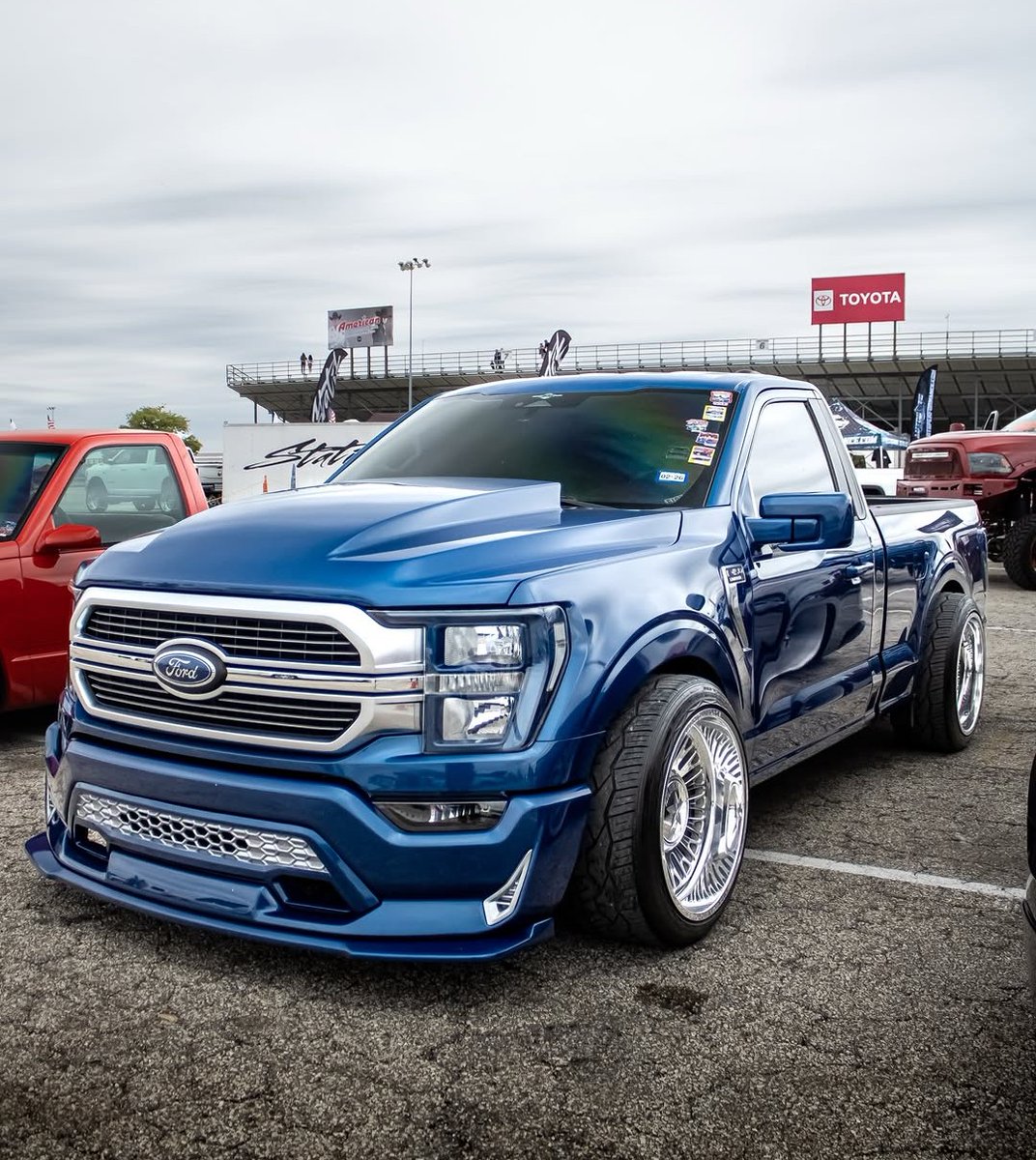 TrucksPointless's tweet photo. Blue Oval https://t.co/dD7cAtFJ53