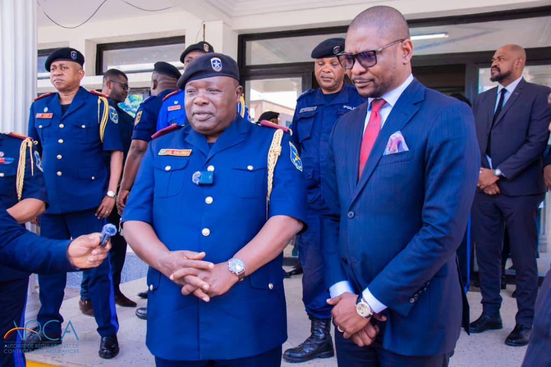 RdcArca's tweet photo. #ARCA : Remise des kits numériques SNECA CHECK pour le contrôle des assurances à la Police Nationale Congolaise par l'ARCA.

Kinshasa, 12 mai 2026, le Commissaire général adjoint de la PNC en charge de l’appui et gestion, le général Jen Paul GALENGA , a reçu une délégation de l'ARCA conduite par le Responsable de la Directions de Contrôle du Marché Mr Serge KABEYA, pour une cérémonie de remise officielle d’un lot des SNECA CHECK, qui sont des terminaux informatiques utiles pour l'administration du contrôle de l’Assurance RC automobile sur nos routes. 
Dans son discours, Mr Serge KABEYA a expliqué à la délégation officielle de la police nationale, les contours de la régulation des assurances en RDC et, leur a aussi présenté les 6 assurances rendues obligatoires par la loi en RD Congo. Il a en sus insisté sur la nécessité de l’accompagnement de la PNC dans le processus du contrôle permanent de l’assurance Rc  automobile afin de faire de la question d'assurance une réalité consubstantielle pour les congolais. Raison pour laquelle, un outil numérique est mis à la disposition de la Police de roulage aux fins d’accomplir cette tâche. 
Intervenant de manière technique et pratique, le directeur Teddy Bamba a expliqué à la délégation de la PNC le fonctionnement du SNECA et son interaction avec le kit du sneca check. Un test grandeur nature a été effectué séance tenante afin de lier la théorie à la pratique. 
Dans son mot de clôture, Le général a remercié ARCA pour son accompagnement et surtout pour le don de cet outil qui contribuera dorénavant à la modernisation du contrôle grâce désormais à un matériel numérique qui permettra, par ailleurs, d'éviter les embouteillages autour des points de contrôle sur la voie publique.

https://t.co/sc4esdDkCm
#PNC, #Finances, #DGI, #DGRK, #RDC, #Kinshasa