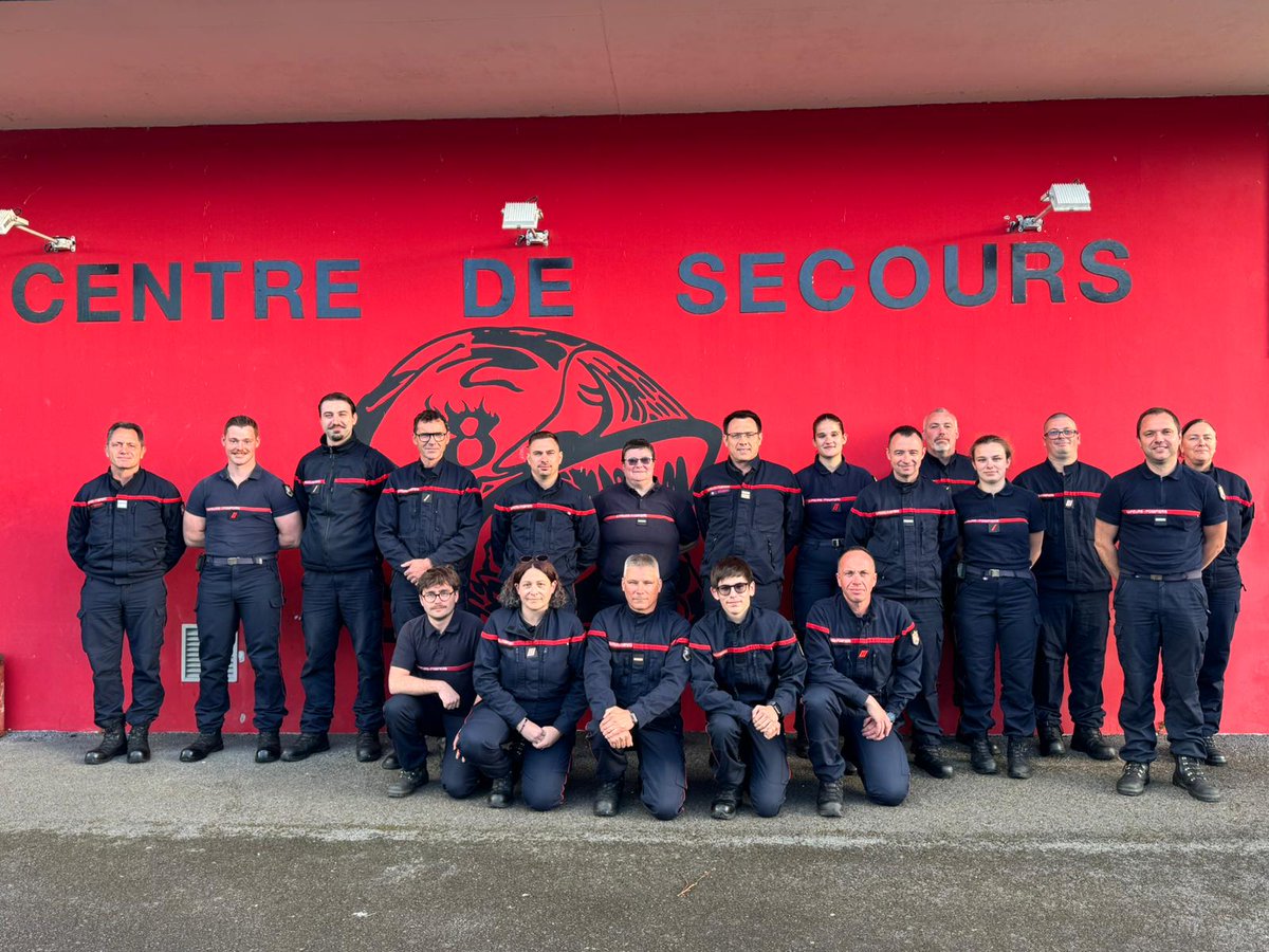 sdis29's tweet photo. Le 13 mai, la direction du #SDIS29 a rencontré les sapeurs-pompiers de Rosporden engagés au quotidien au service de la population.
Le CIS de Rosporden, c’est : 35 SPV dont 7 femmes et 1 infirmier sapeur-pompier, 6 engins et 528 interventions en 2025.
Leur mot : « Persévérant ». https://t.co/msqtHFYZbK
