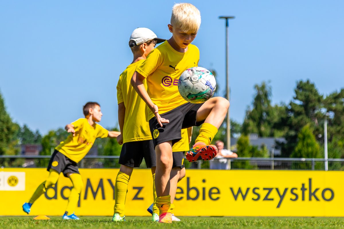 AkademiaBVB's tweet photo. ZapraszaMY na campy piłkarskie BVB EVONIK Fuβballakademie – miejsce, w którym pasja do futbolu spotyka się z profesjonalnym szkoleniem i niesamowitymi emocjami!🔥⚽
📩 Zapisy już trwają – liczba miejsc jest ograniczona! ➡ https://t.co/2kiDiaJQDw

Nie zwlekaj–dołącz do nas!🖤💛⚽ https://t.co/spOBTtCa5O