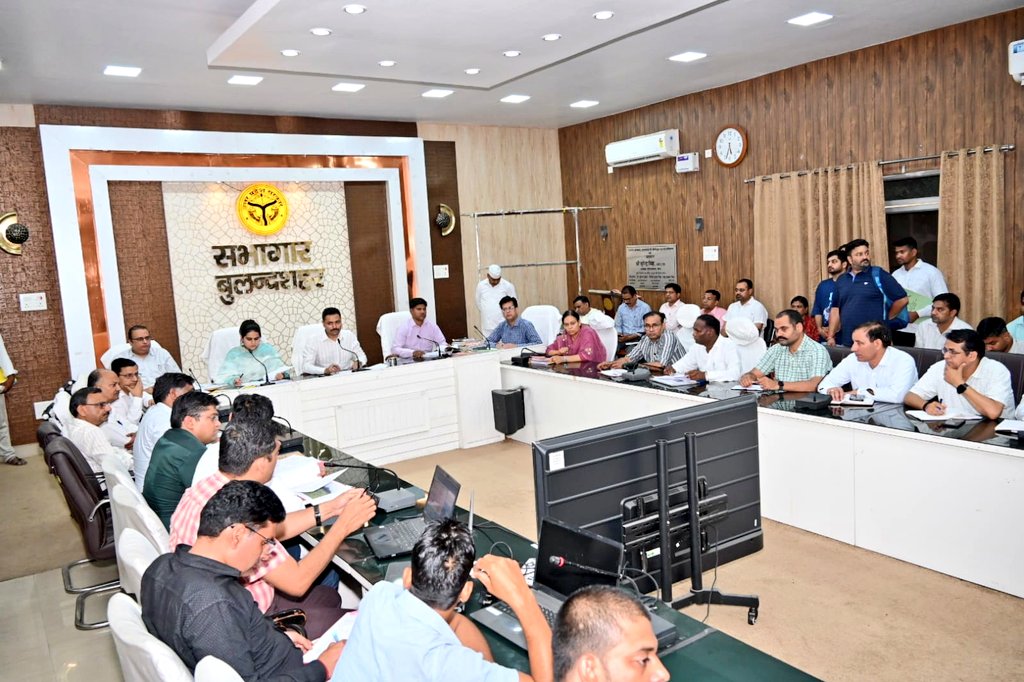 dmbulandshahr's tweet photo. आज कलेक्ट्रेट सभागार में बैठक कर कृषि विभाग में संचालित विविध योजनाओं कृषि उद्यमी स्वावलम्बन योजना, PM कुसुम, PM किसान सम्मान निधि, फसल बीमा इत्यादि की विस्तृत समीक्षा की गई।
नेचुरल व ऑर्गेनिक फार्मिंग तथा कृषकों को बीज वितरण की जानकारी लेकर आवश्यक निर्देश दिए गए। https://t.co/CXwHH8rJtx