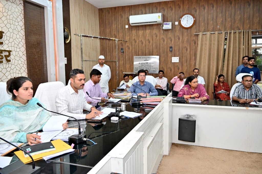 dmbulandshahr's tweet photo. आज कलेक्ट्रेट सभागार में बैठक कर कृषि विभाग में संचालित विविध योजनाओं कृषि उद्यमी स्वावलम्बन योजना, PM कुसुम, PM किसान सम्मान निधि, फसल बीमा इत्यादि की विस्तृत समीक्षा की गई।
नेचुरल व ऑर्गेनिक फार्मिंग तथा कृषकों को बीज वितरण की जानकारी लेकर आवश्यक निर्देश दिए गए। https://t.co/CXwHH8rJtx
