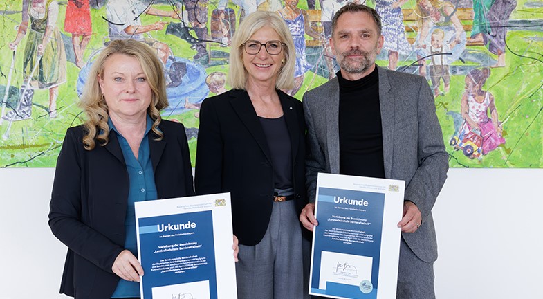 BayStMAS's tweet photo. #Bayern-s Sozialministerin @ulischarf übergibt Bayerischer Architektenkammer das Prädikat 'Landesfachstelle Barrierefreiheit': „#Barrierefreiheit ist kein Luxus, sondern ein #Menschenrecht. Wenn alle teilhaben können, schützen wir unsere #Demokratie“
➡️https://t.co/xRfCFSRkn1 https://t.co/NlkrVKQGWs