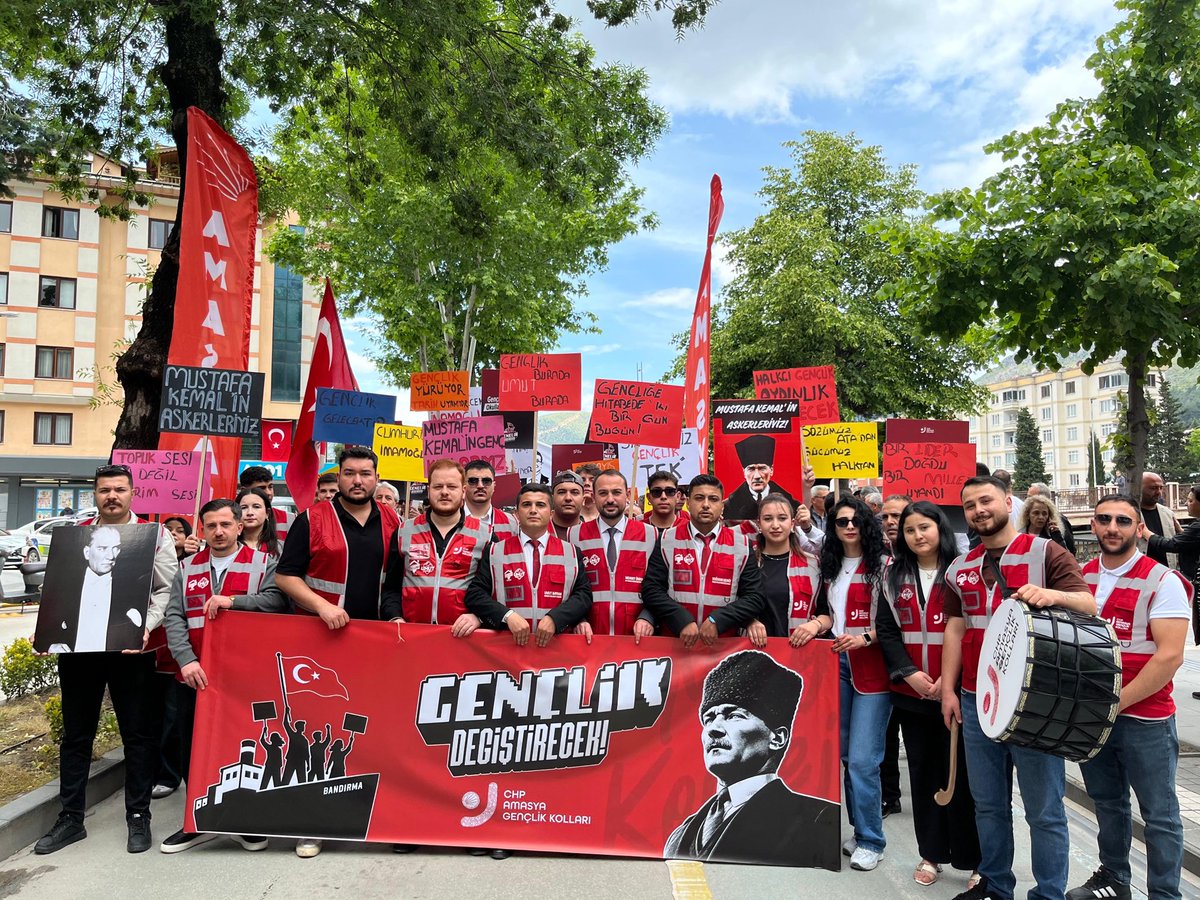 Chpamasyailgk's tweet photo. 📍 GENÇLİK KORTEJİ 

 19 Mayıs Atatürk’ü Anma, Gençlik ve Spor Bayramımız kutlu olsun! 🇹🇷

Gazi Mustafa Kemal Atatürk’ün gençliğe emanet ettiği bu ülkeye; aynı inanç, aynı kararlılık ve aynı umutla sahip çıkmaya devam edeceğiz.

Yaşasın 19 Mayıs ruhu! https://t.co/eem46upaci