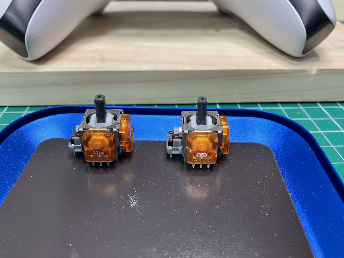 pad_plus's tweet photo. ドリフトしまくってたDualSenseのアナログスティックをTMRスティックに換装。

1枚目が換装前
2枚目が換装後

換装後は右スティックがちょっと範囲ぴったり気味な気はするけど悪くなさそう https://t.co/z4cwFb7avV
