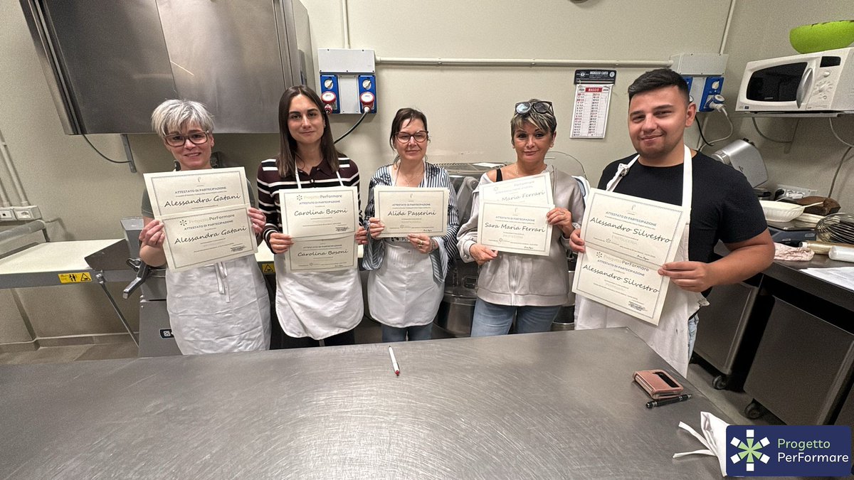 PPerFormare's tweet photo. Si conclude con grande soddisfazione la 6° Edizione del Corso di Pasticceria Classica a Piacenza 🎓🥐🍰
Nelle ultime foto, alcuni momenti della consegna degli attestati di frequenza ai nostri corsisti, che con impegno e dedizione hanno portato a termine questo bellissimo corso. https://t.co/bRS1a4HkWD