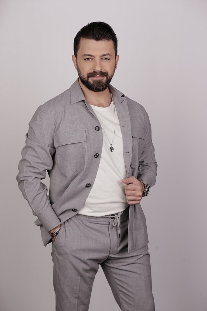 ward_sabbagh's tweet photo. Good evening 🍀

#wardsabbagh #gray #suit #men #fashion #beard #handsome #ورد_سباغ #trendy #linen https://t.co/X4hWjCVGiA